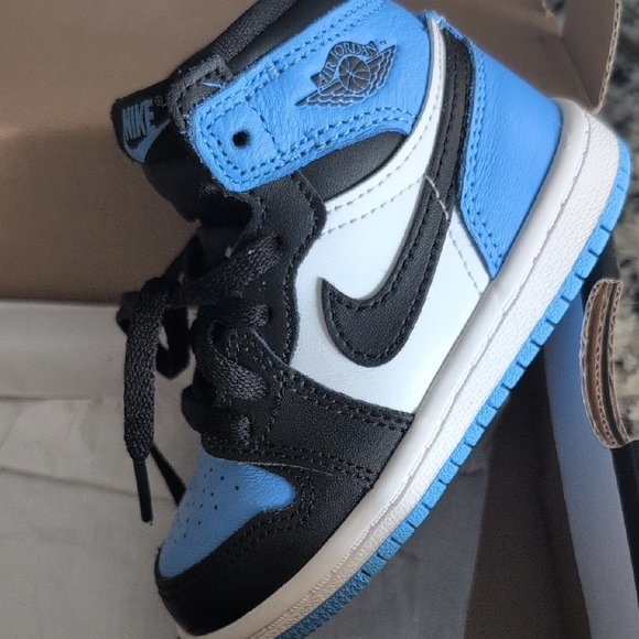 Jordan 1 Retro in University Blue and Black - Picture 5 of 16